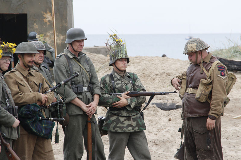 Высадка во франции. Нормандия 1944 в цвете. Американский солдат в Нормандии 1944. Британские солдаты в Нормандии.